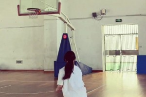 😍不是，美女！你穿拖鞋打球？