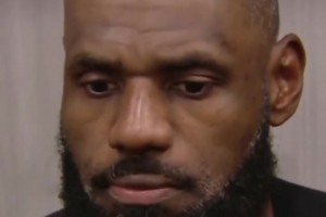 年迈的国王还在发力，娜姐看到老詹那么厉害，脸上的笑容都更多了