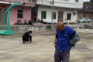 靓！某村新上任村支书为防孩子沉迷手机 决定筹资改造翻新篮球场